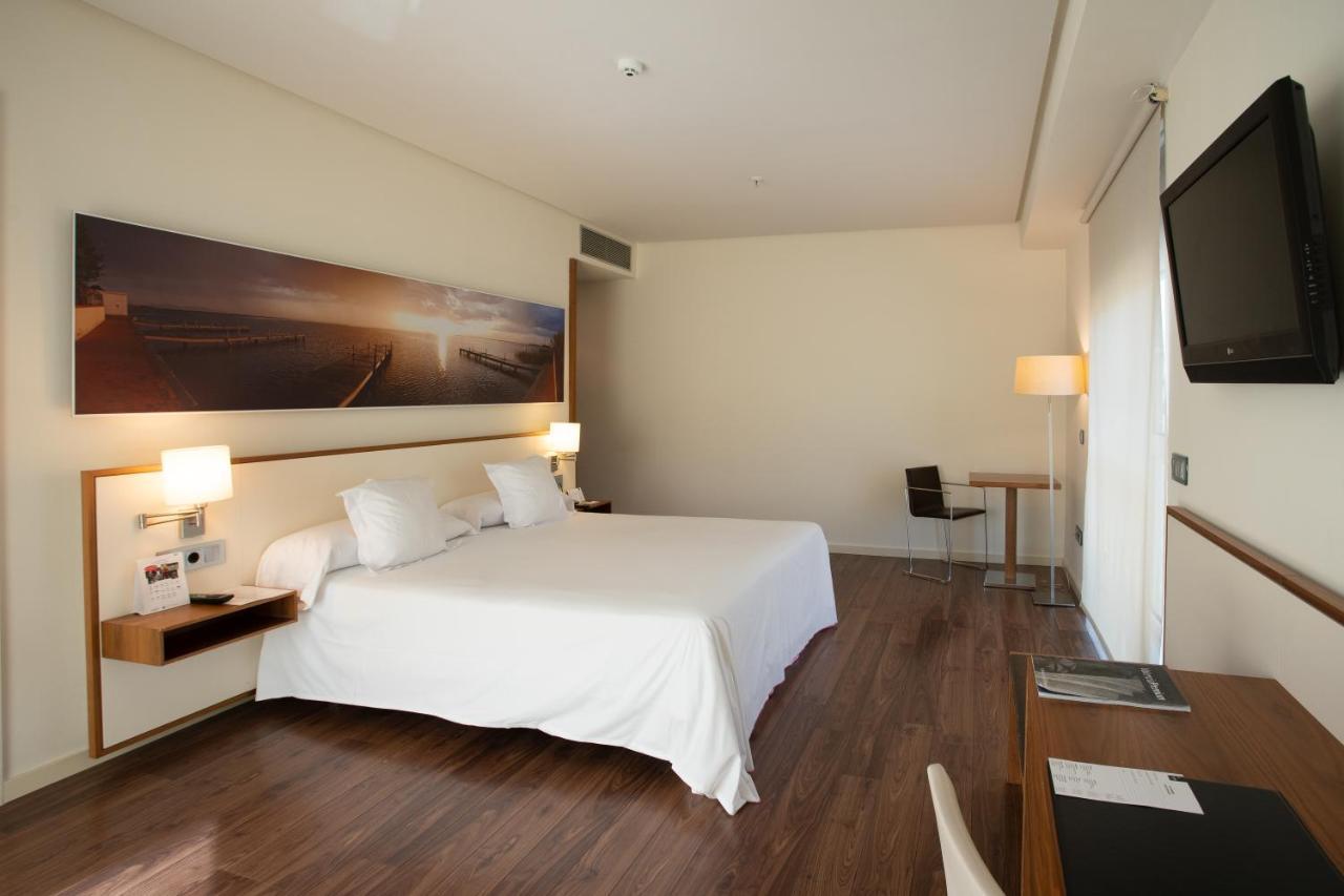 Kamer met Queensize Bed en Uitzicht op het Zwembad