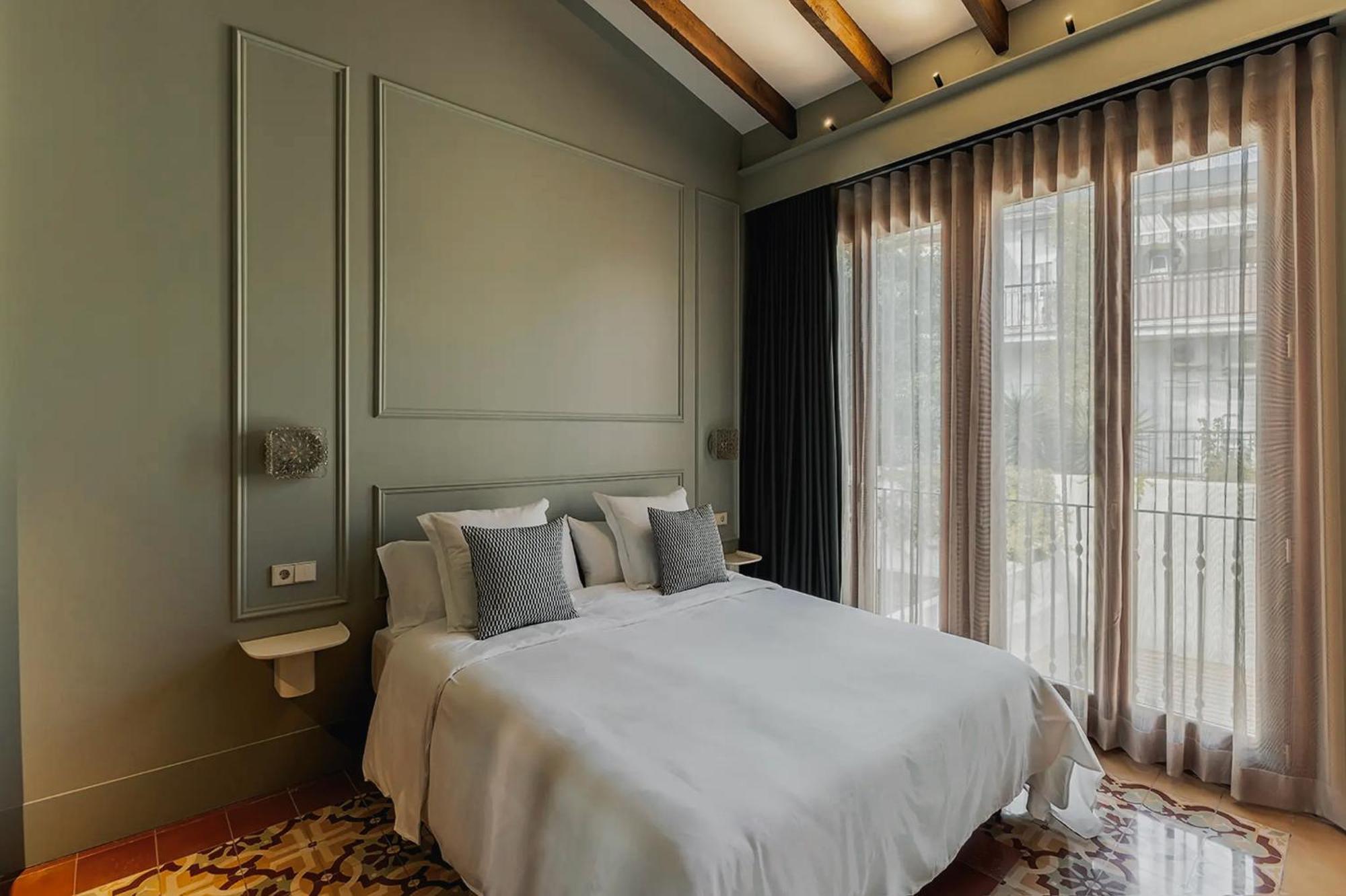 Habitación con cama grande y vistas al jardín